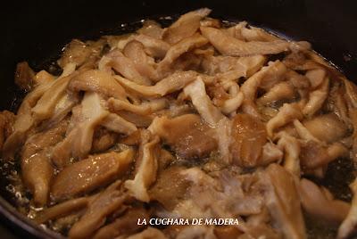 ALBÓNDIGAS CON NÍSCALOS EN SALSA DE BRANDY Y AZAFRÁN