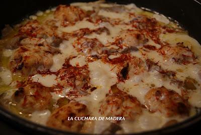 ALBÓNDIGAS CON NÍSCALOS EN SALSA DE BRANDY Y AZAFRÁN