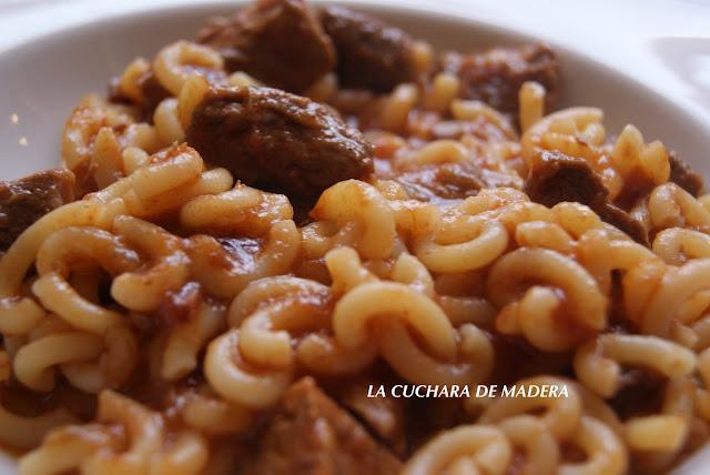 FIDEUÁ DE CARNE CON TOMATE Y PIMIENTOS