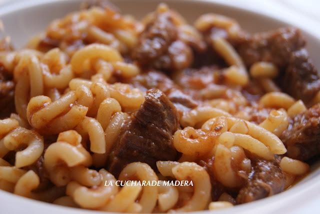 FIDEUÁ DE CARNE CON TOMATE Y PIMIENTOS