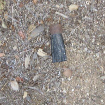 Foto: Como sabeis he estado unos dias fuera , por las mañana saliamos de paseo con los perros , como comprendereis iba atenta a  los paisajes, las piedras ( me encanta fotografiar piedras) las reacciones de los perros y mira que casualidad lo que nos encontramos ... fijaros si es raro ya que ellos recogen todo, son muy muy considerados con el medio ambiente , a la vista está ... pendientes a cualquier cosa que no fuera ellos y aún así es inevitable encontrar sus rastros