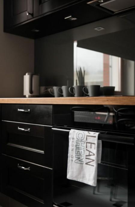 Elegante decoración en negro suelo de parquet oscuro sillas kartell sillas de diseño perchero eames decoración pared ladrillo visto muebles de diseño mobiliario almacenaje ikea menaje de ikea letras decorativas gigantes estores negros decoración Elegante decoración en negro diseño escandinavo decorar casas decoración nórdica decoración en negro combinación mesa antigua y sillas de diseño moderno cocina negra decoración chimenea decoración casa moderna decoración blog interiorismo blog estilo nórdico blog decoración