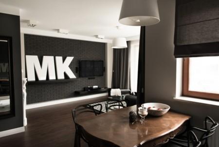 Elegante decoración en negro suelo de parquet oscuro sillas kartell sillas de diseño perchero eames decoración pared ladrillo visto muebles de diseño mobiliario almacenaje ikea menaje de ikea letras decorativas gigantes estores negros decoración Elegante decoración en negro diseño escandinavo decorar casas decoración nórdica decoración en negro combinación mesa antigua y sillas de diseño moderno cocina negra decoración chimenea decoración casa moderna decoración blog interiorismo blog estilo nórdico blog decoración