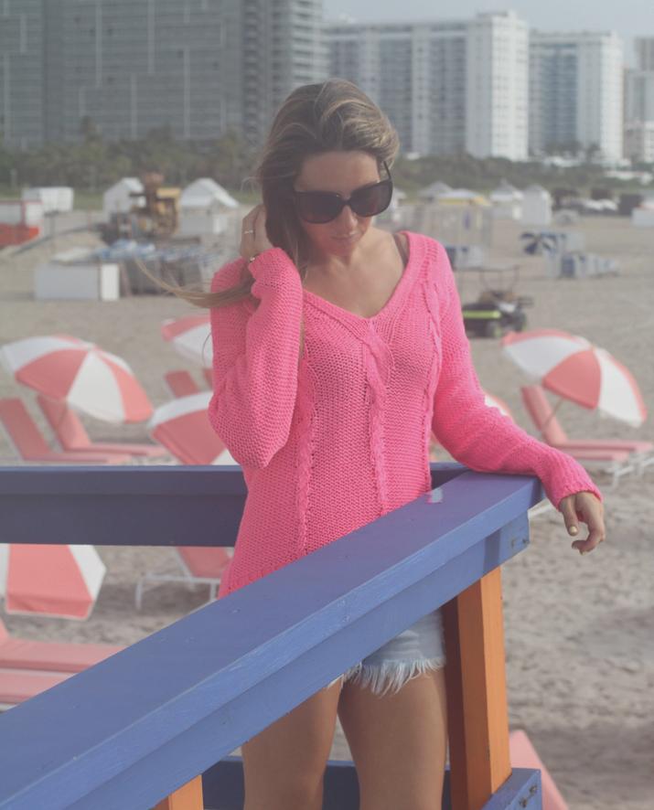 Outfit with fucsia sweater and denim shorts in Miami Beach by fashion blogger Mónica Sors, from Mes Voyages à Paris