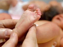 Las primeras pruebas que se le realizan a los bebés nada más nacer