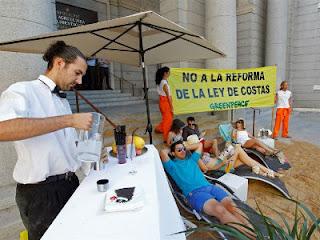 Greenpeace 'monta' una playa de lujo delante del Ministerio de Medio Ambiente