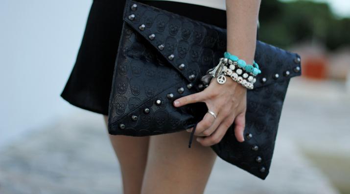 Envelope clutch and  silver bracelets at Mes Voyages à Paris fashion blog