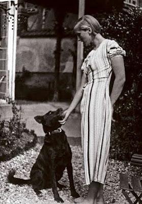 El huérfano reflejo de lo invisible, de lo esencial; o no se ve sino con el corazón.