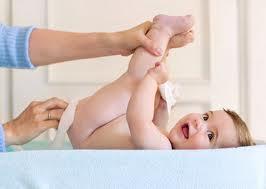 Cuida la higiene de tu bebé: el baño, el pañal…