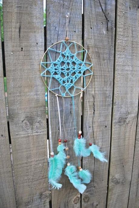 Atrapasueños o dreamcatcher casero con el centro de ganchillo DIY tutorial atrapasueños dreamcatcher con crochet o ganchillo y plumas