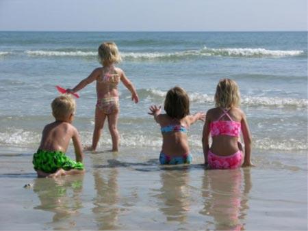 ninos en playa NIÑOS, EL RESUMEN DE LA SEMANA 14.