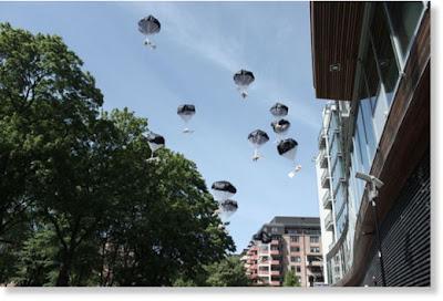 Bombardeo en Bielorrusia de ositos de peluche por la libertad.