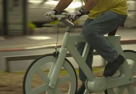 Izhar :: bicicleta de cartón de Giora Kariv