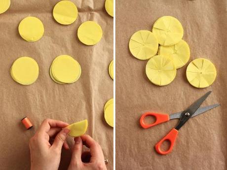 DIY tutorial adornos cupcakes con cortador de papel círculos pompon