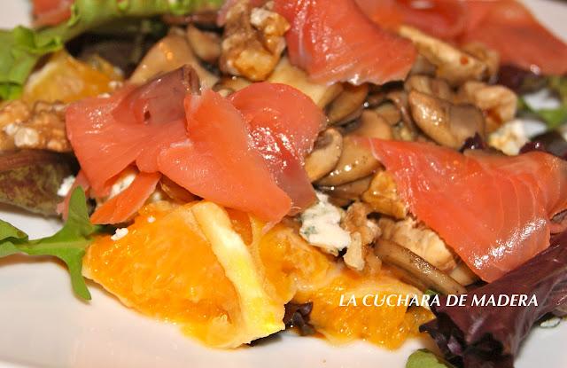 ENSALADA CON NARANJA, SALMÓN Y CHAMPIÑONES