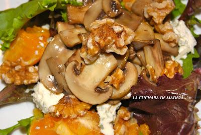 ENSALADA CON NARANJA, SALMÓN Y CHAMPIÑONES