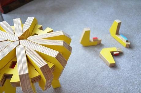 Taburete infantil Asterísco, mueble y puzzle 2 en 1