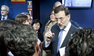 Rajoy charla con los periodistas después de una rueda de prensa/EFE