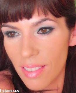 Look azul metálico con MUA