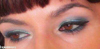 Look azul metálico con MUA