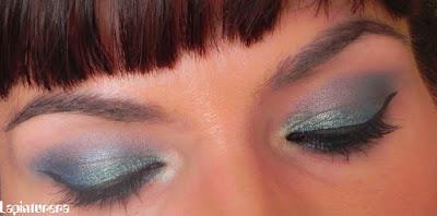 Look azul metálico con MUA