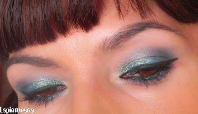 Look azul metálico con MUA