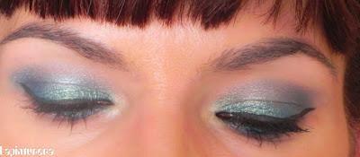 Look azul metálico con MUA