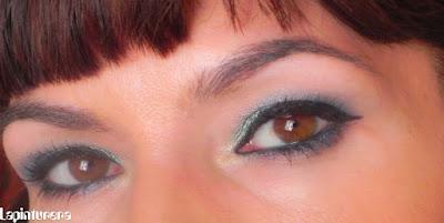 Look azul metálico con MUA