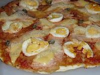 Pizza con huevo duro, salmón y alcaparras