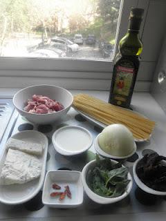 Linguine con queso gorgonzola, taquitos de jamón serrano y tomate seco