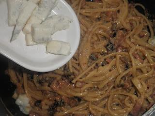 Linguine con queso gorgonzola, taquitos de jamón serrano y tomate seco