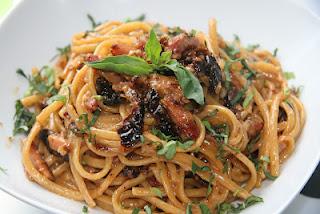 Linguine con queso gorgonzola, taquitos de jamón serrano y tomate seco