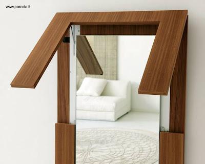Mesa de madera plegable es espejo de pared.