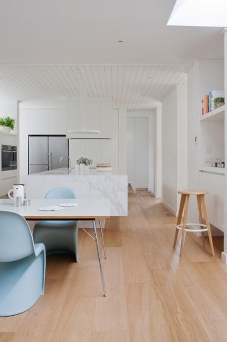 suelo de parquet natural sillas CH24 en roble sin barnizar muebles de diseño las sillas Panton en celeste estilo nórdico estilo escandinavo el juego de café y set de cuencos lilas y morado de Stelton el elefante Eames en rosa delikatissen decoración decoración suave y relajada decoración salones decoración nórdica decoración escandinava decoración en madera decoración en colores pastel decoración de comedores decoración cocinas mármol blanco decoración cocinas cocinas modernas cocinas blancas blog estilo nórdico blog de interiorismo blog de decoración 