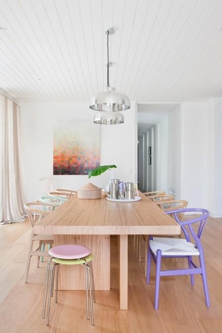 suelo de parquet natural sillas CH24 en roble sin barnizar muebles de diseño las sillas Panton en celeste estilo nórdico estilo escandinavo el juego de café y set de cuencos lilas y morado de Stelton el elefante Eames en rosa delikatissen decoración decoración suave y relajada decoración salones decoración nórdica decoración escandinava decoración en madera decoración en colores pastel decoración de comedores decoración cocinas mármol blanco decoración cocinas cocinas modernas cocinas blancas blog estilo nórdico blog de interiorismo blog de decoración 