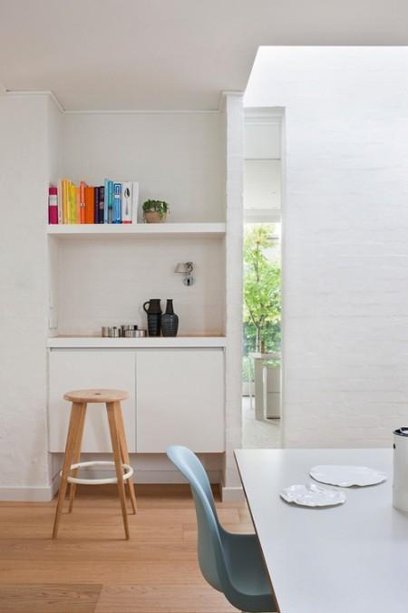 suelo de parquet natural sillas CH24 en roble sin barnizar muebles de diseño las sillas Panton en celeste estilo nórdico estilo escandinavo el juego de café y set de cuencos lilas y morado de Stelton el elefante Eames en rosa delikatissen decoración decoración suave y relajada decoración salones decoración nórdica decoración escandinava decoración en madera decoración en colores pastel decoración de comedores decoración cocinas mármol blanco decoración cocinas cocinas modernas cocinas blancas blog estilo nórdico blog de interiorismo blog de decoración 