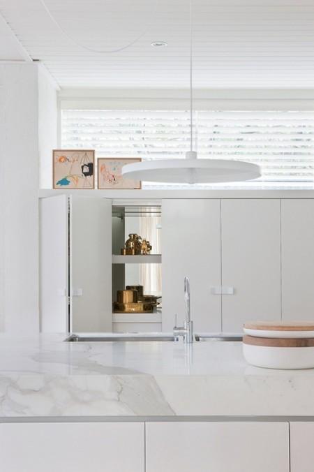 suelo de parquet natural sillas CH24 en roble sin barnizar muebles de diseño las sillas Panton en celeste estilo nórdico estilo escandinavo el juego de café y set de cuencos lilas y morado de Stelton el elefante Eames en rosa delikatissen decoración decoración suave y relajada decoración salones decoración nórdica decoración escandinava decoración en madera decoración en colores pastel decoración de comedores decoración cocinas mármol blanco decoración cocinas cocinas modernas cocinas blancas blog estilo nórdico blog de interiorismo blog de decoración 