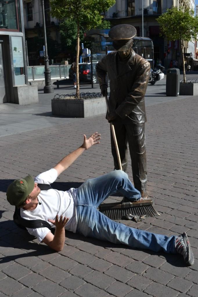 Hasta los barrenderos de bronce me echan de la plaza