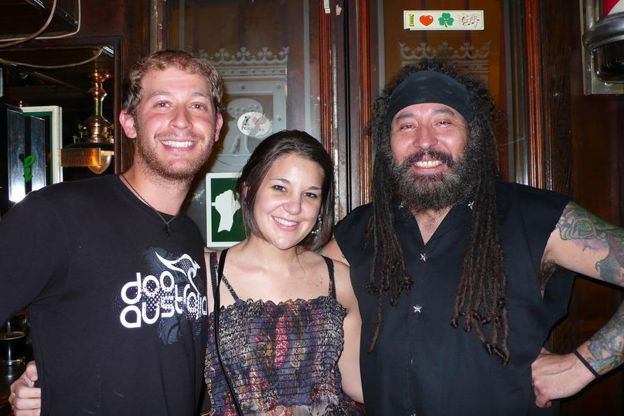 Con Mire y el bajista rastafari que tocaba en ese bar