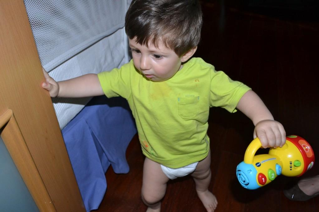 Jugando con la linterna luminosa que le regalé