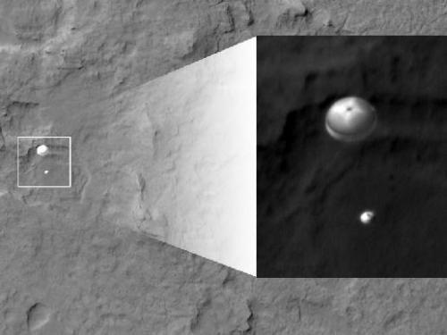 Curiosity despliega su paracaídas en su descenso a Marte. Créditos:  NASA/JPL-Caltech/Univ. of Arizona