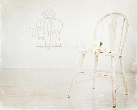 Foto de Julie Newell con vinilo de Proyecto Vinilo Blanco sobre Blanco. White on White.