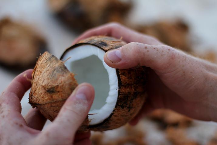 How to open a Coconut in photos. Fashion Blog Mes Voyages à Paris