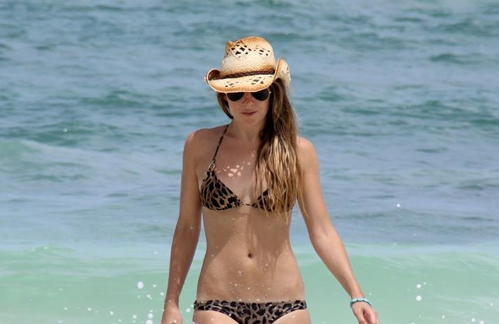 Look for the beach at the Caribbean by blogger Mónica Sors: leopard print bikini, cowboy hat and aviator sunglasses