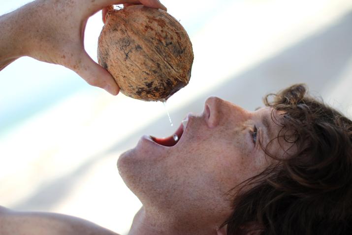 Could you open this coco for me, please?