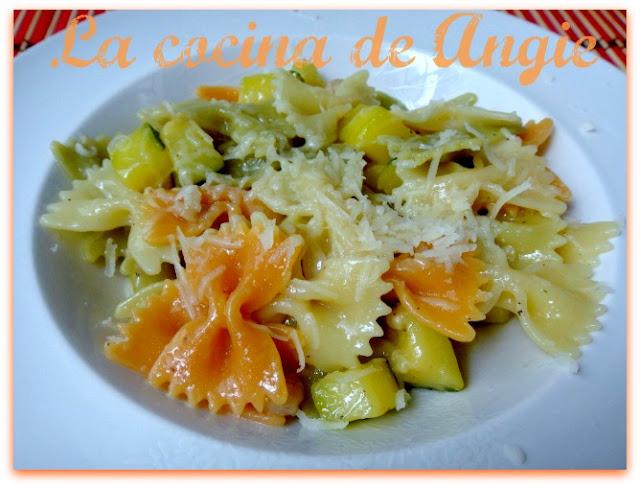 FARFALLE CON GAMBAS Y CALABACÍN