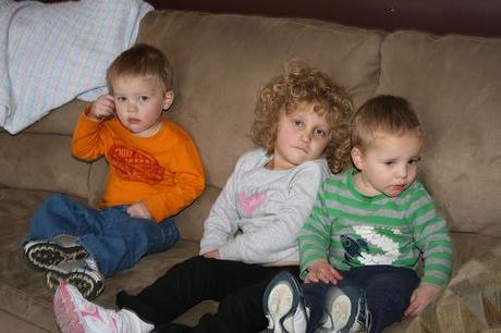 niños-television Evitar que los niños miren películas violentas los ayuda a dormir mejor