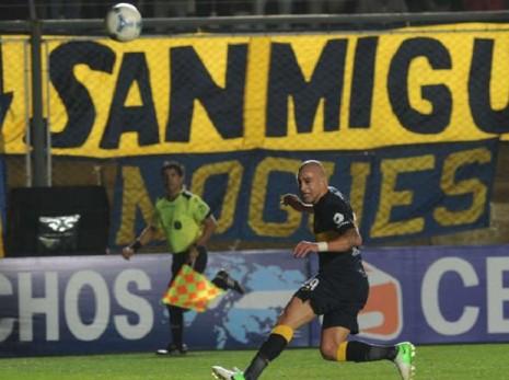 La pelota ya inició el viaje desde el pie de Silva hacia la red