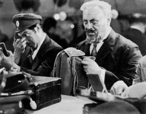 Escrito en papel: Josef Von Sternberg para ECI con La última orden y Los muelles de Nueva York + The Sadist para Absolute Ediciones.