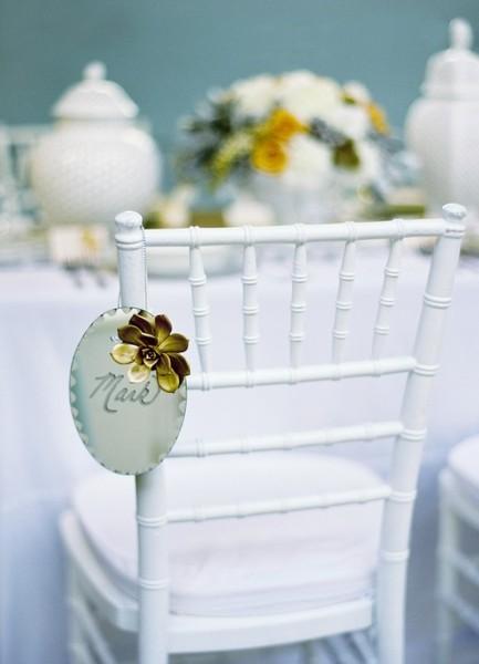 ¡Decoramos las sillas de los novios!